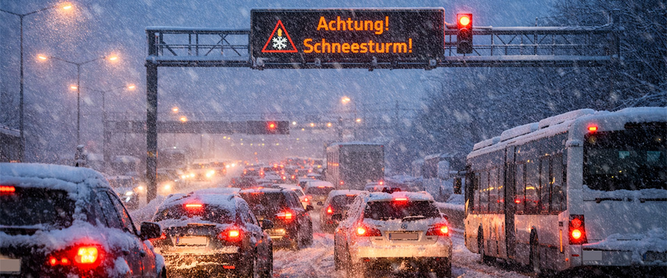 Titelbild zum Artikel Bei Blitzeis und Schnee zur Arbeit rutschen: Was gilt f&uuml;r Besch&auml;ftigte bei Extremwetterlagen? 