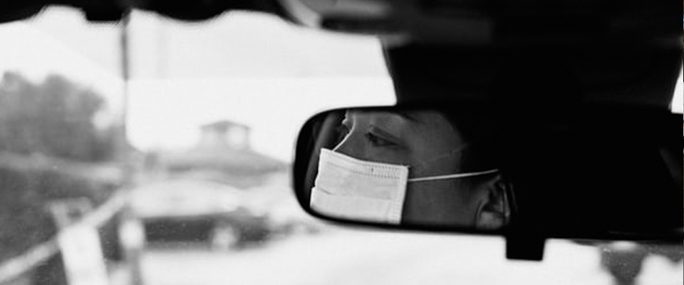 Titelbild zum Artikel Darf man beim Autofahren eine Maske tragen?