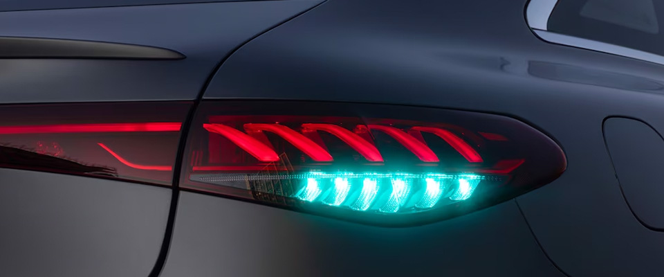 Titelbild zum Artikel Türkise Lichter bei Mercedes